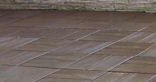 Бетонная брусчатка двора в Одинцове в октябре