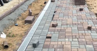 Профессиональная укладка плитки на улице в Одинцове в октябре