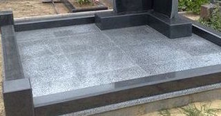 Профессиональная укладка плитки на могиле в Одинцове в октябре