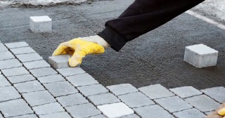 Монтаж тротуарной плитки на даче в Одинцове в октябре