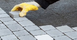 Укладка брусчатки в Одинцове - цена от 828 руб. за м2 | ТротуарнаяПлитка
