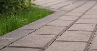 Профессиональная укладка тротуарных дорожек в Одинцове в октябре